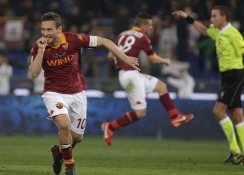 2012/13, Totti festeggia con il pollice in bocca l'ennesimo gol nel derby Roma-Lazio